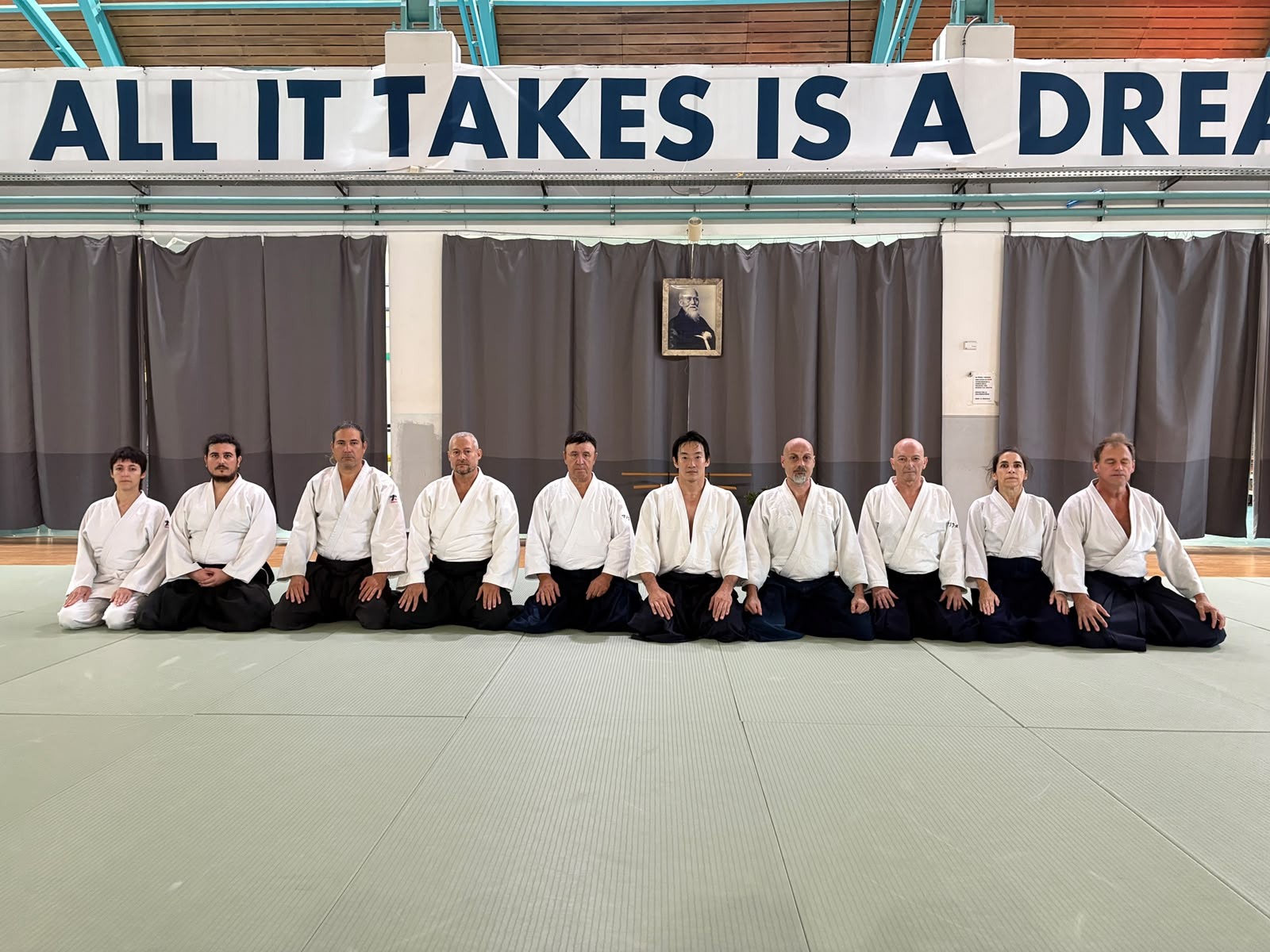 Fotografía de grupo sobre el tatami durante el seminario de Toshio Suzuki Shihan en Cornaredo, Milán.